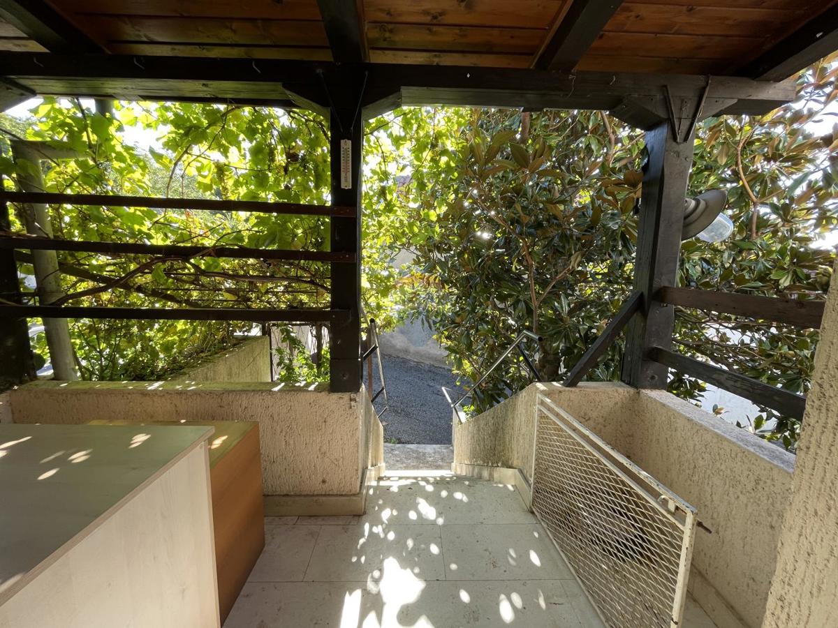 Novi Vinodolski, Bribir – casa con 2 appartamenti e terreno