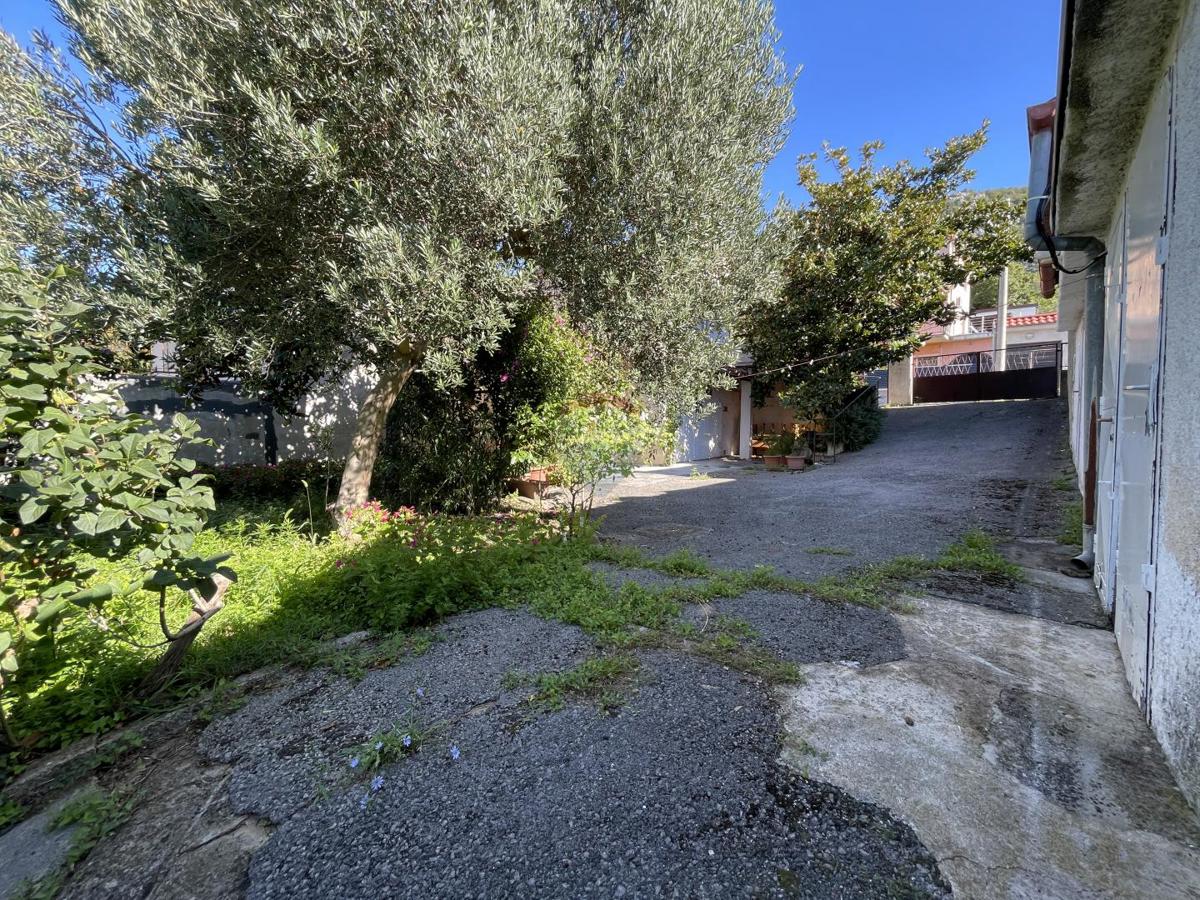 Novi Vinodolski, Bribir – casa con 2 appartamenti e terreno