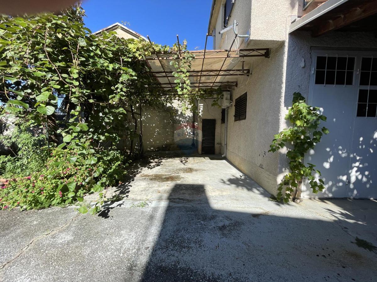 Novi Vinodolski, Bribir – casa con 2 appartamenti e terreno