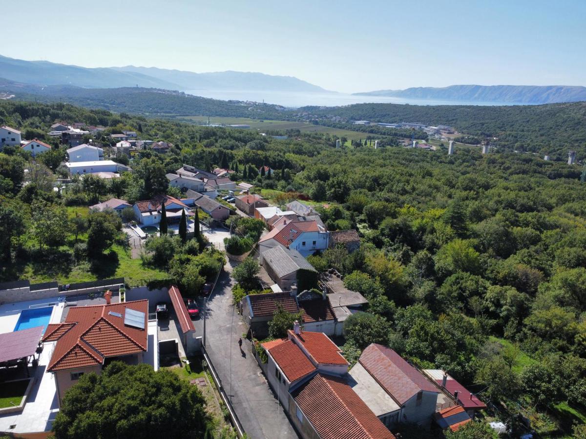 Novi Vinodolski, Bribir – casa con 2 appartamenti e terreno