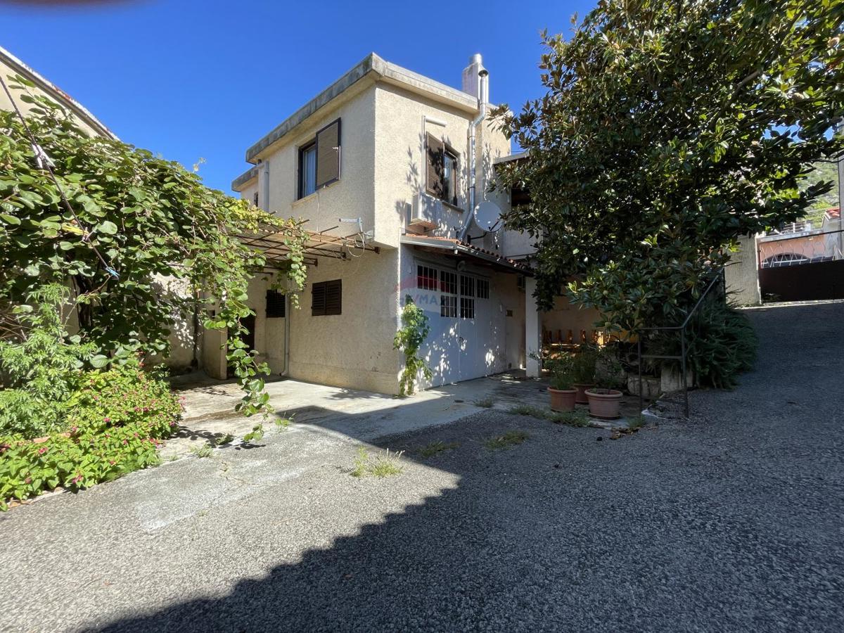 Novi Vinodolski, Bribir – casa con 2 appartamenti e terreno