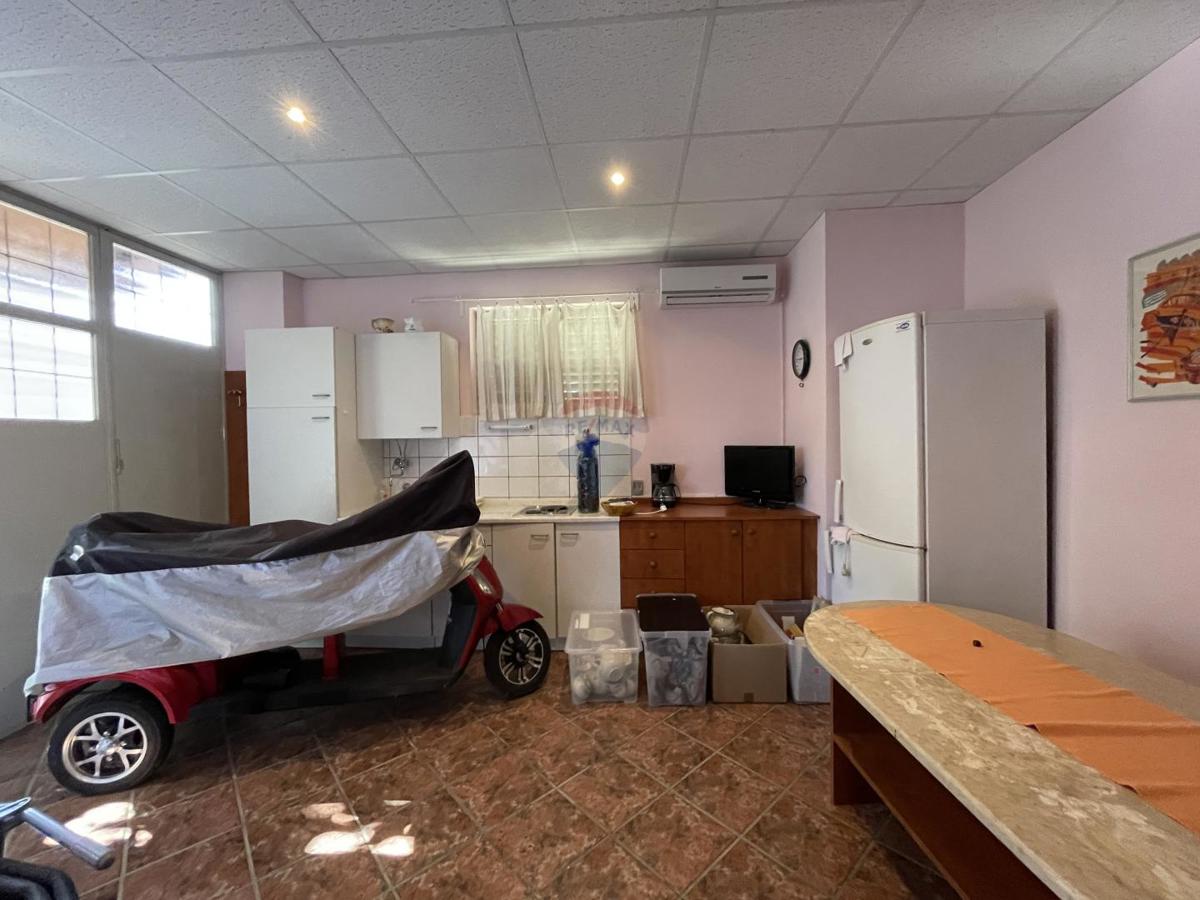 Novi Vinodolski, Bribir – casa con 2 appartamenti e terreno