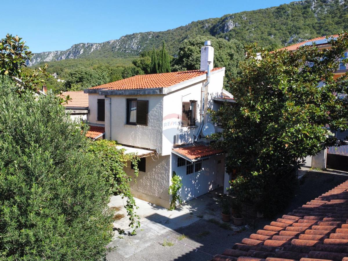 Novi Vinodolski, Bribir – casa con 2 appartamenti e terreno