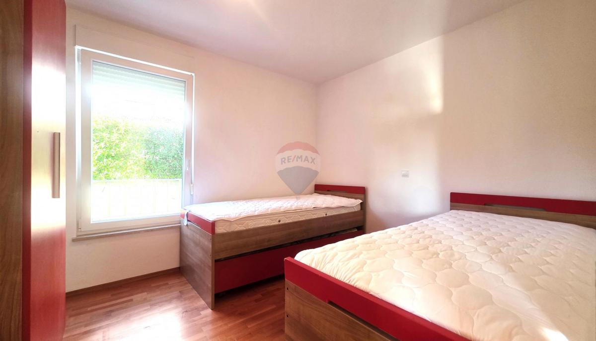 Istria, Novigrad – Appartamento al piano terra con due camere, giardino e piscina