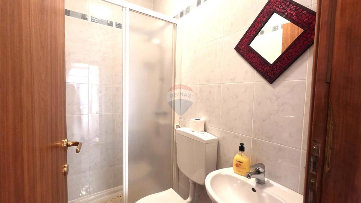 Istria, Novigrad – Appartamento al piano terra con due camere, giardino e piscina