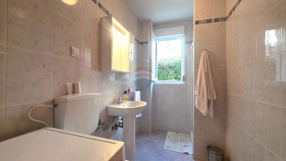 Istria, Novigrad – Appartamento al piano terra con due camere, giardino e piscina