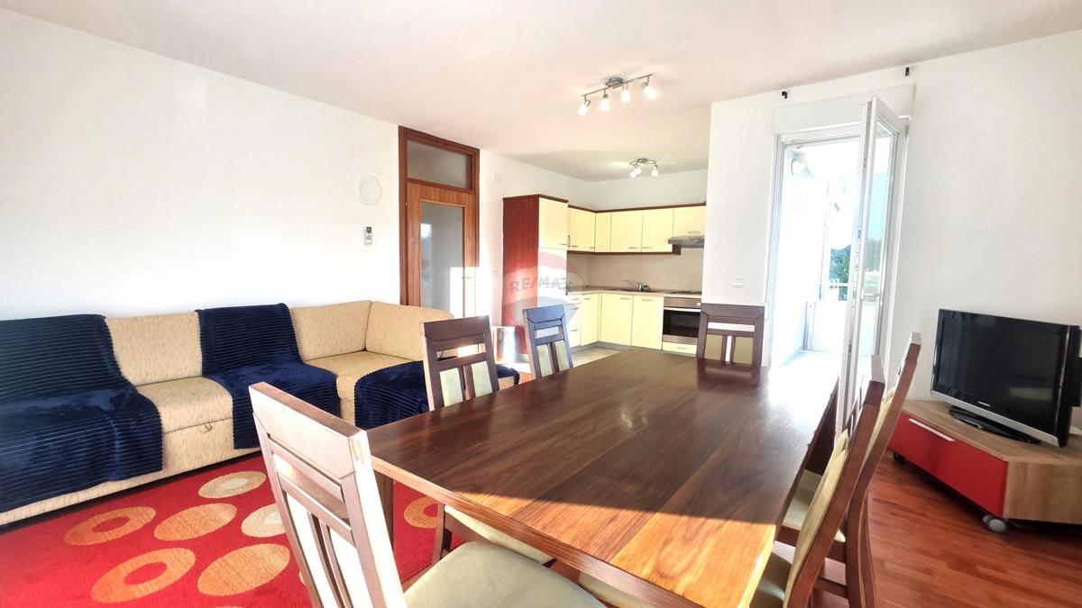 Istria, Novigrad – Appartamento al piano terra con due camere, giardino e piscina