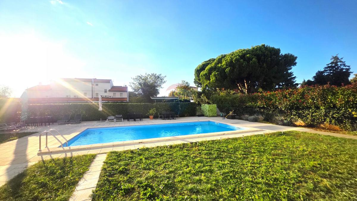 Istria, Novigrad – Appartamento al piano terra con due camere, giardino e piscina