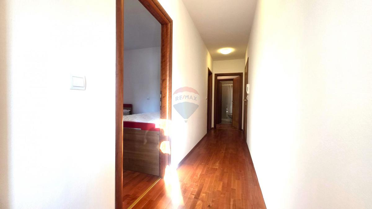 Istria, Novigrad – Appartamento al piano terra con due camere, giardino e piscina