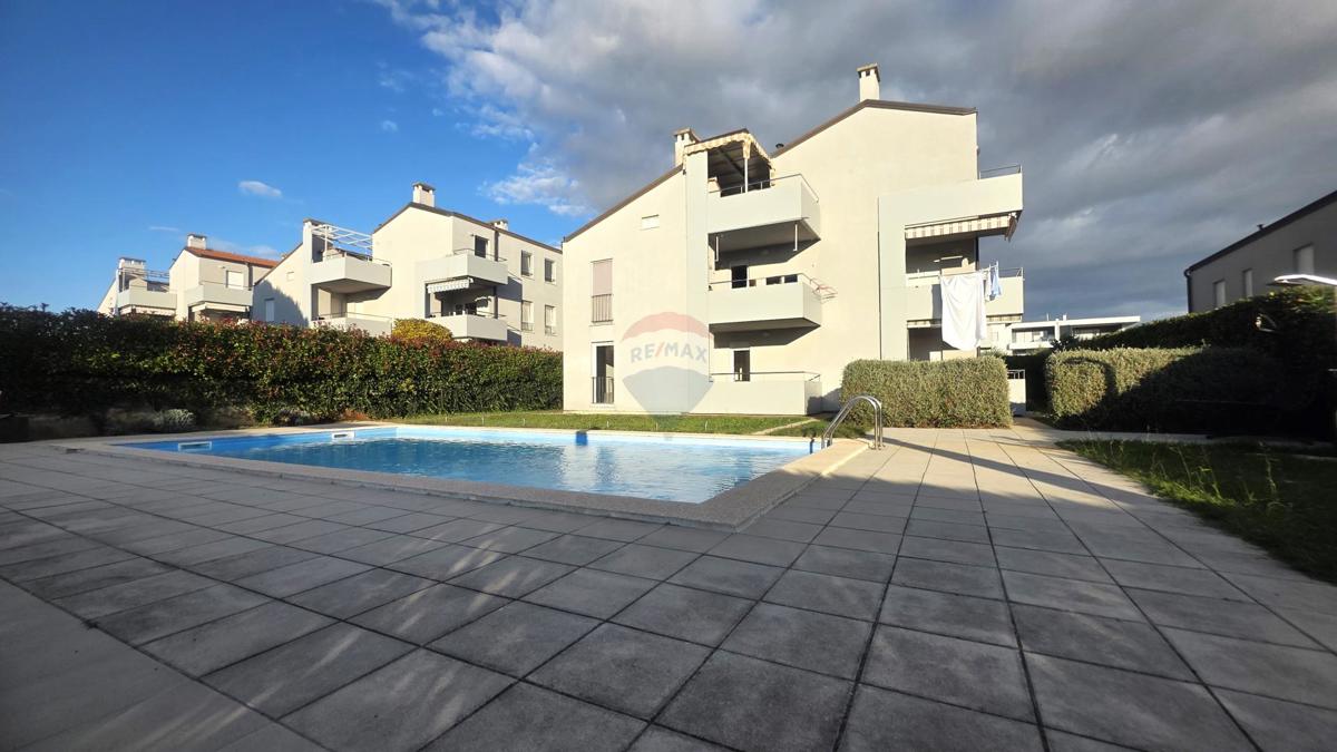 Istria, Novigrad – Appartamento al piano terra con due camere, giardino e piscina