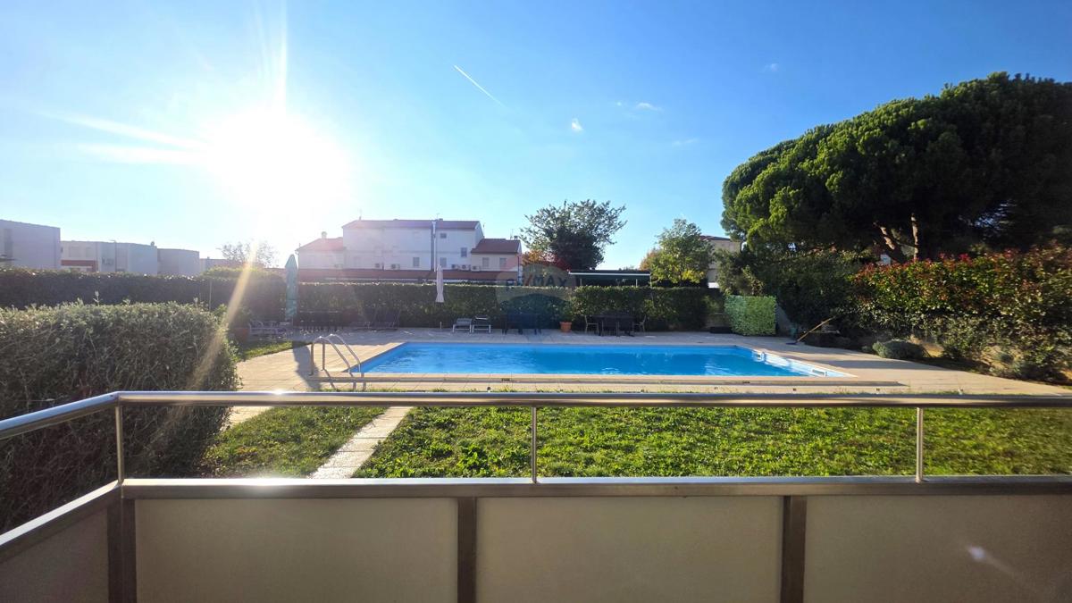 Istria, Novigrad – Appartamento al piano terra con due camere, giardino e piscina