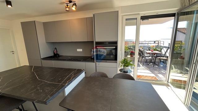 Appartamento a Novigrad con terrazza sul tetto e vista mare