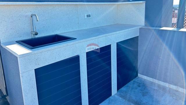 Appartamento a Novigrad con terrazza sul tetto e vista mare