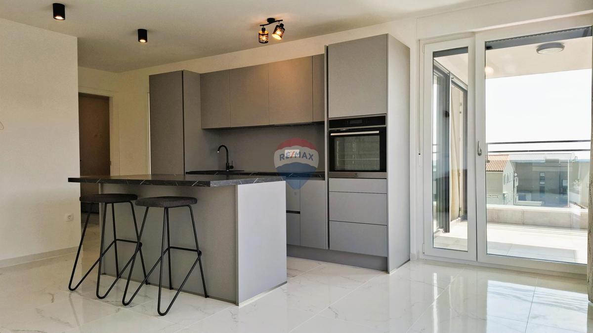 Appartamento a Novigrad con terrazza sul tetto e vista mare