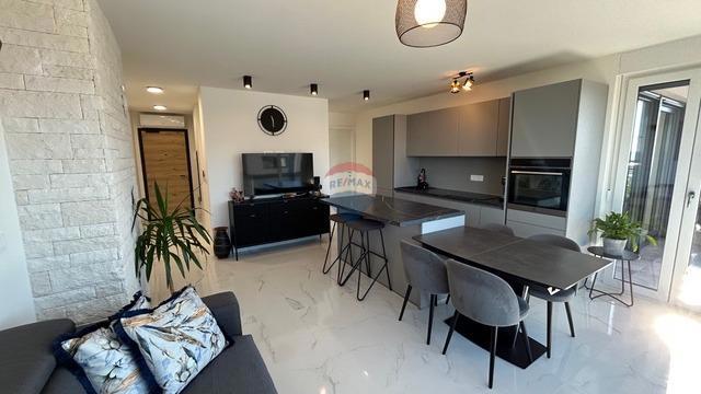 Appartamento a Novigrad con terrazza sul tetto e vista mare