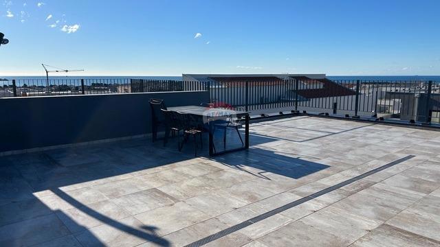 Appartamento a Novigrad con terrazza sul tetto e vista mare