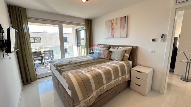 Appartamento a Novigrad con terrazza sul tetto e vista mare