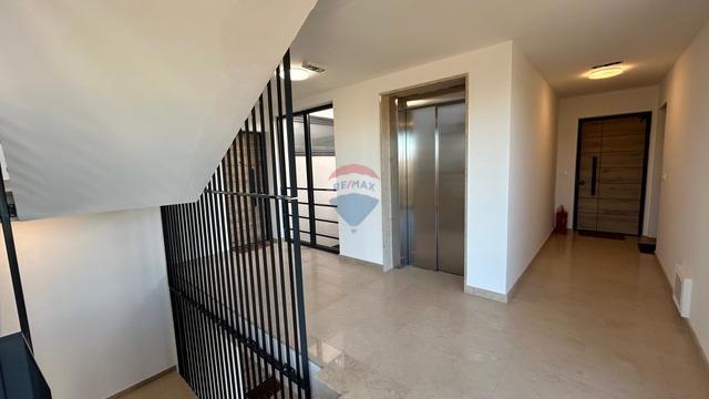 Appartamento a Novigrad con terrazza sul tetto e vista mare