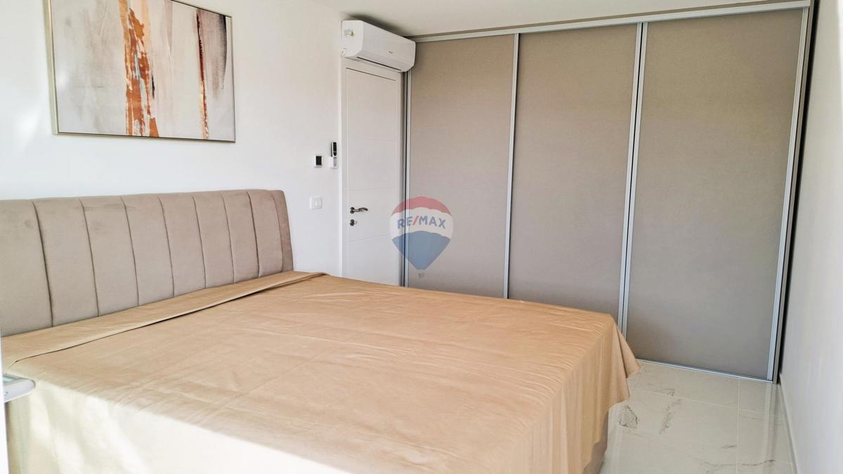 Appartamento a Novigrad con terrazza sul tetto e vista mare