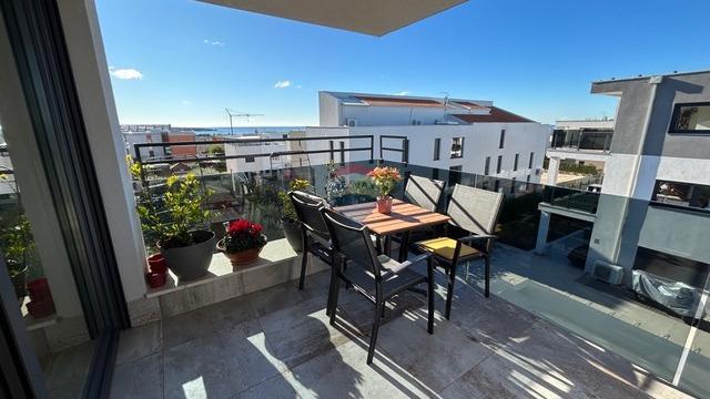 Appartamento a Novigrad con terrazza sul tetto e vista mare