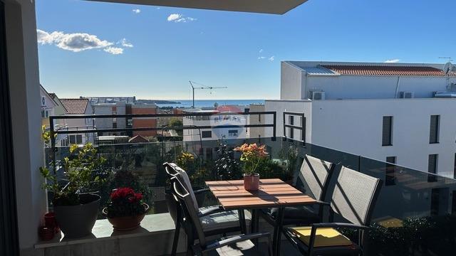 Appartamento a Novigrad con terrazza sul tetto e vista mare
