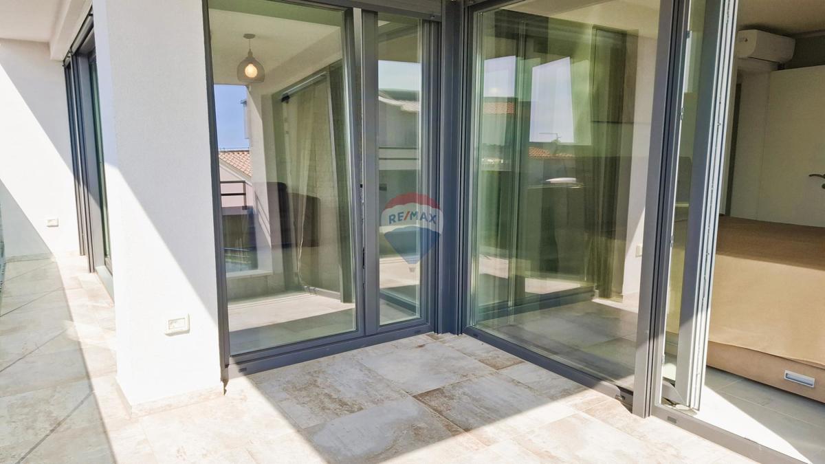 Appartamento a Novigrad con terrazza sul tetto e vista mare