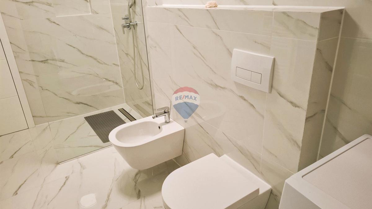 Appartamento a Novigrad con terrazza sul tetto e vista mare