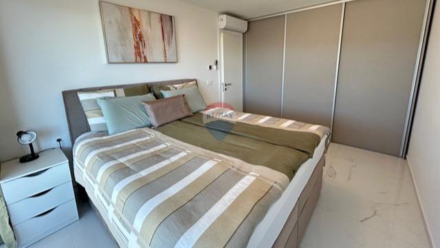 Appartamento a Novigrad con terrazza sul tetto e vista mare