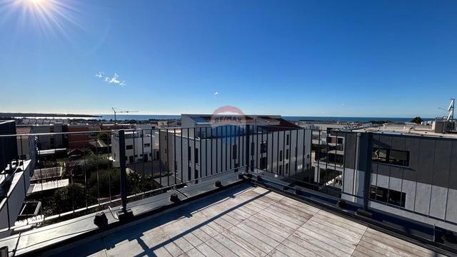 Appartamento a Novigrad con terrazza sul tetto e vista mare