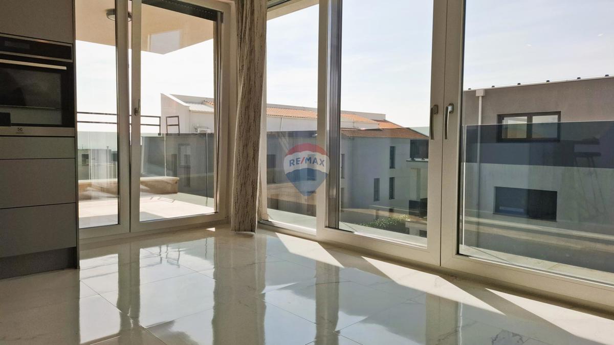 Appartamento a Novigrad con terrazza sul tetto e vista mare