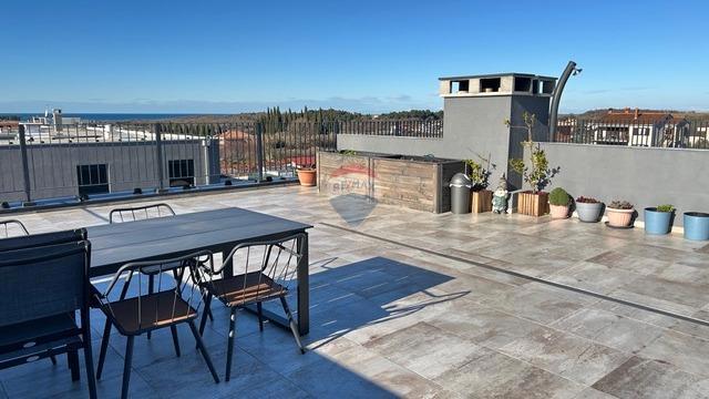 Appartamento a Novigrad con terrazza sul tetto e vista mare