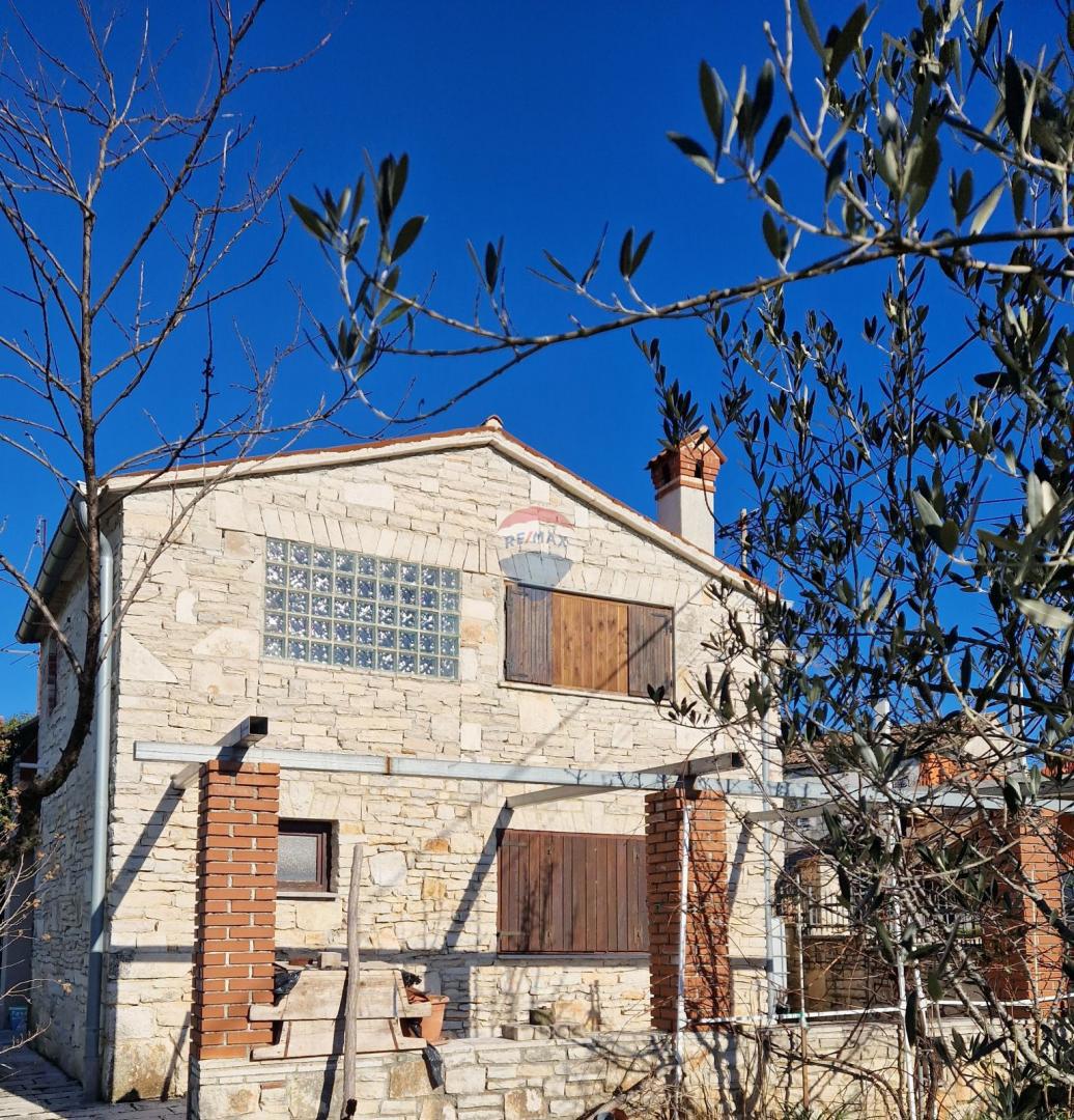 Istria, Marčana, Filipana – Casa in pietra di 200 m2con ampio giardino