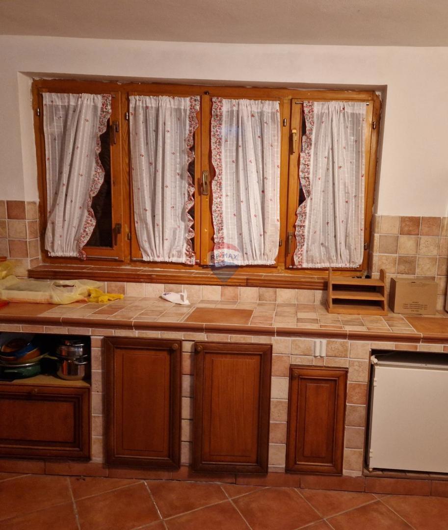 Istria, Marčana, Filipana – Casa in pietra di 200 m2con ampio giardino