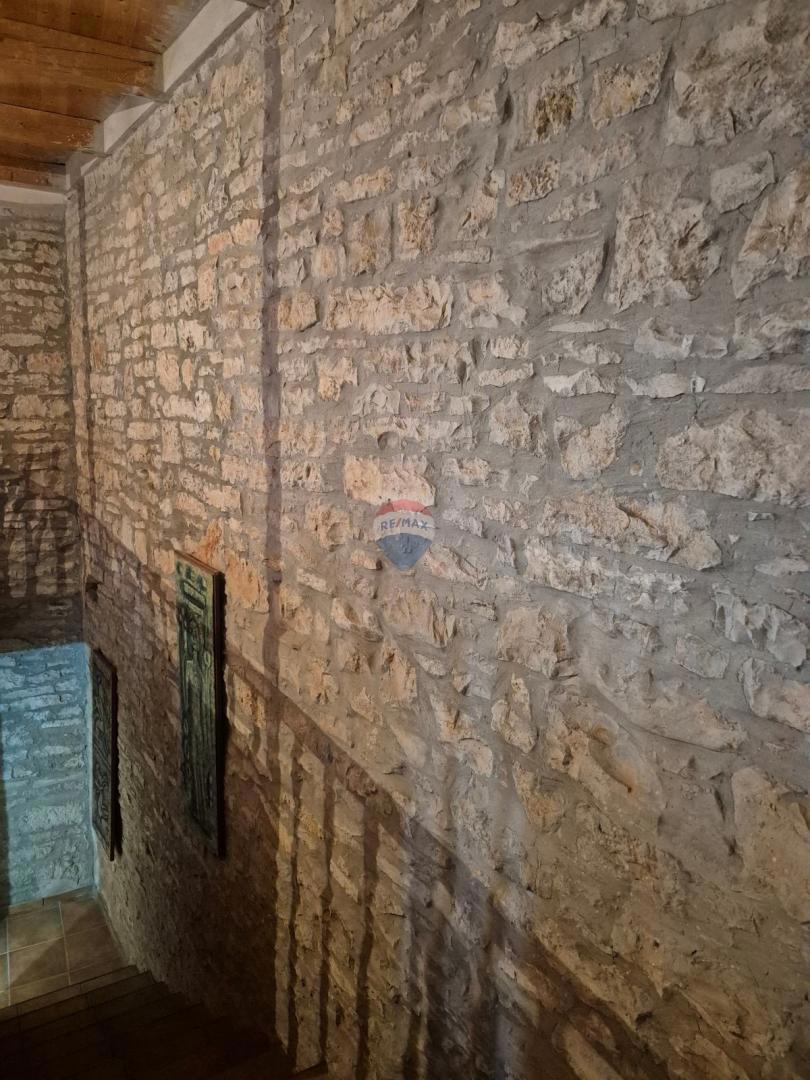 Istria, Marčana, Filipana – Casa in pietra di 200 m2con ampio giardino