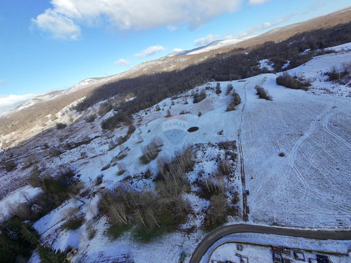 Vodoteč, Brinje – Casa per cacciatori con 8 ettari di terreno