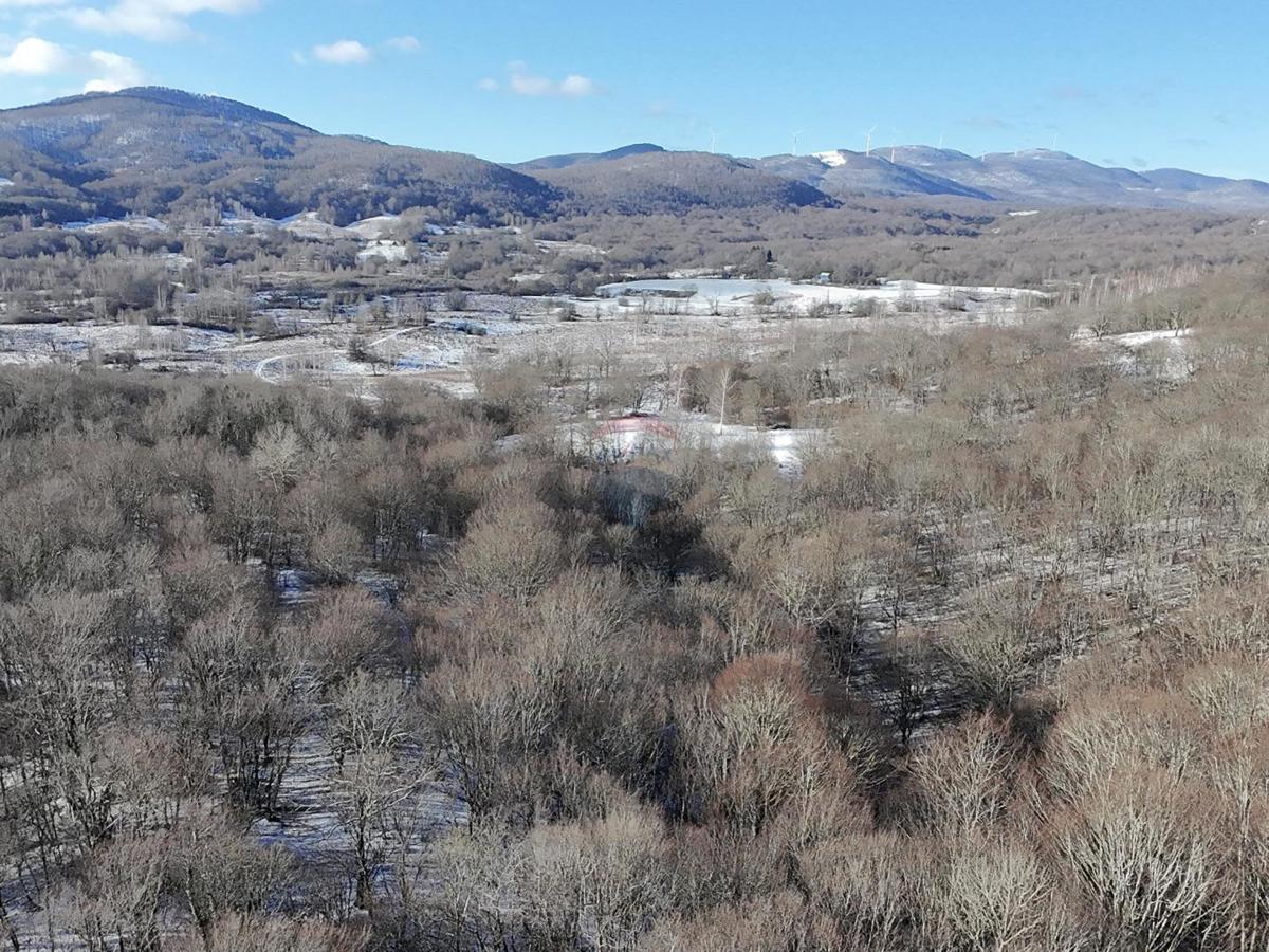 Vodoteč, Brinje – Casa per cacciatori con 8 ettari di terreno
