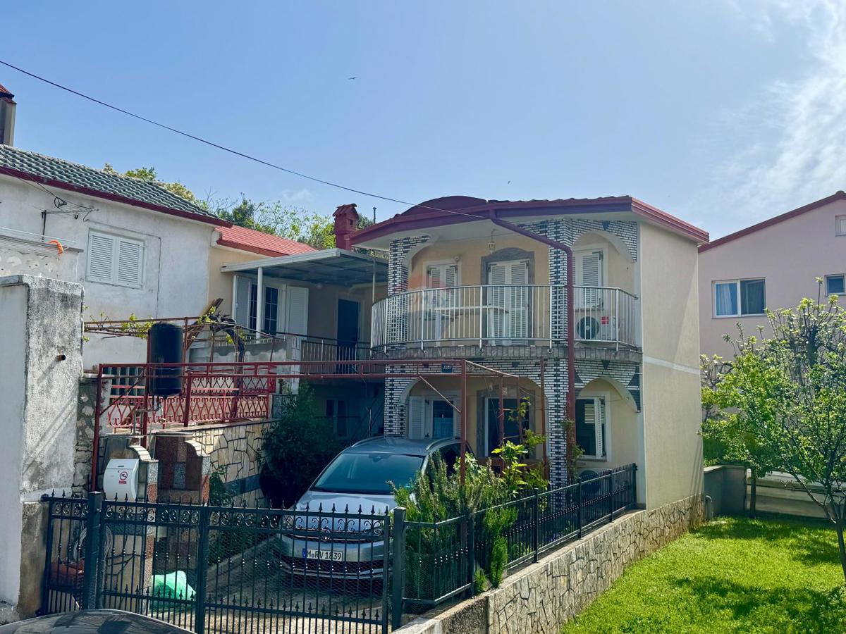 Novi Vinodolski – casa con 4 appartamenti