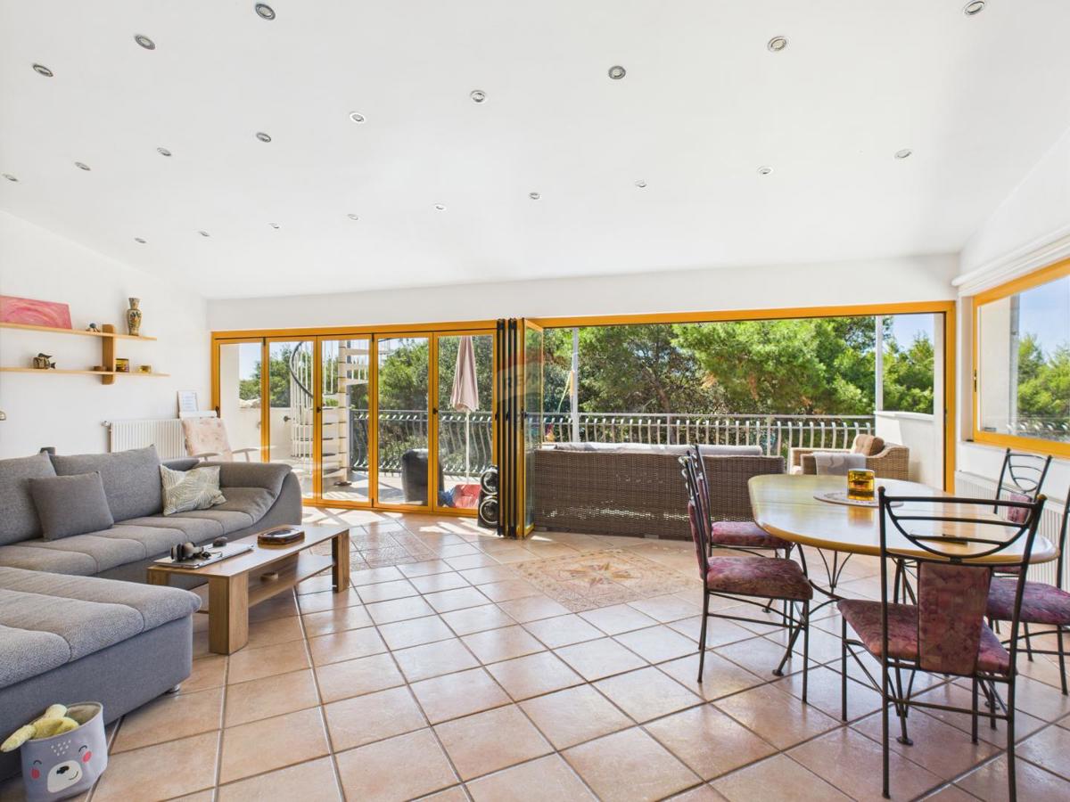 Istria, Rovigno, casa nel boschetto vicino al mare, parcheggio, 6 appartamenti