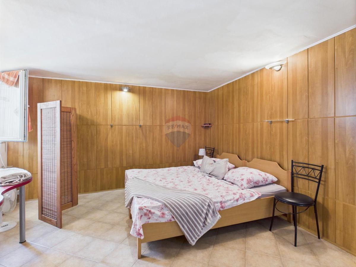 Istria, Rovigno, casa nel boschetto vicino al mare, parcheggio, 6 appartamenti
