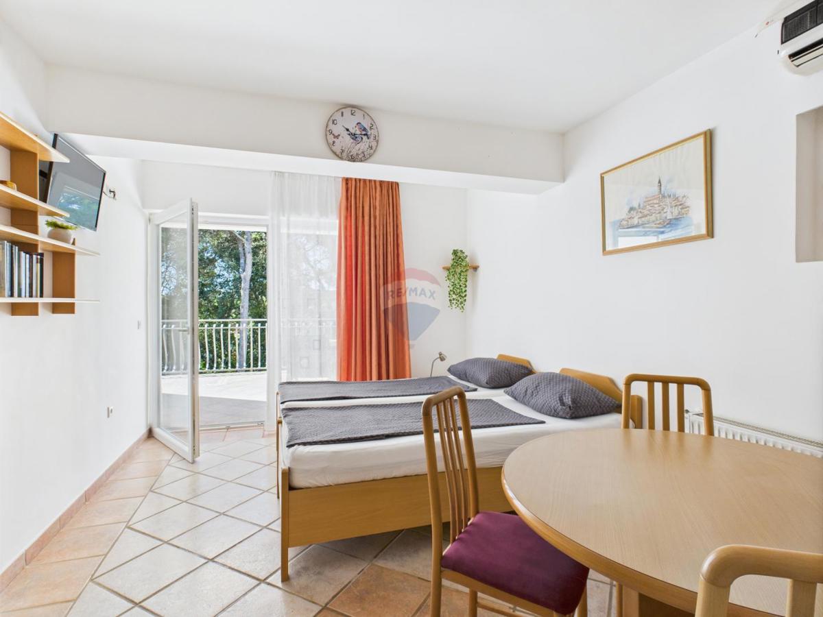 Istria, Rovigno, casa nel boschetto vicino al mare, parcheggio, 6 appartamenti