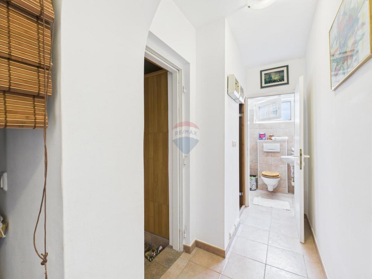 Istria, Rovigno, casa nel boschetto vicino al mare, parcheggio, 6 appartamenti