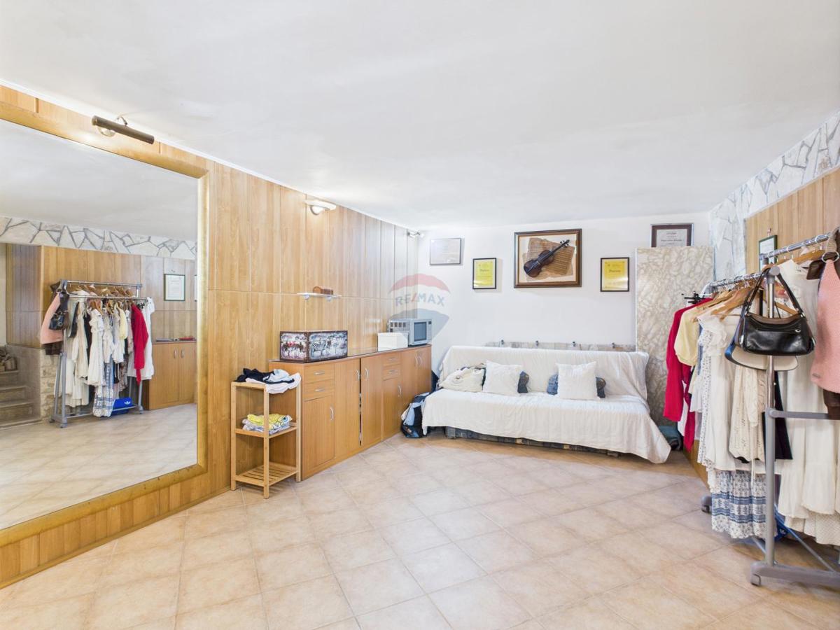 Istria, Rovigno, casa nel boschetto vicino al mare, parcheggio, 6 appartamenti