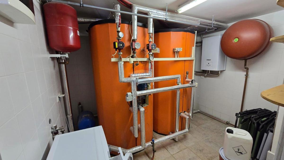 Istria, Rovigno, casa nel boschetto vicino al mare, parcheggio, 6 appartamenti