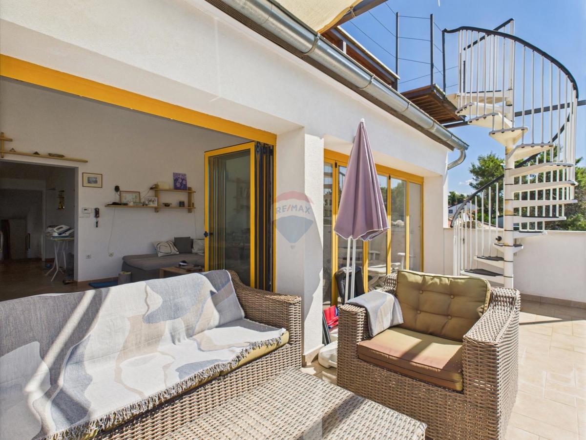 Istria, Rovigno, casa nel boschetto vicino al mare, parcheggio, 6 appartamenti