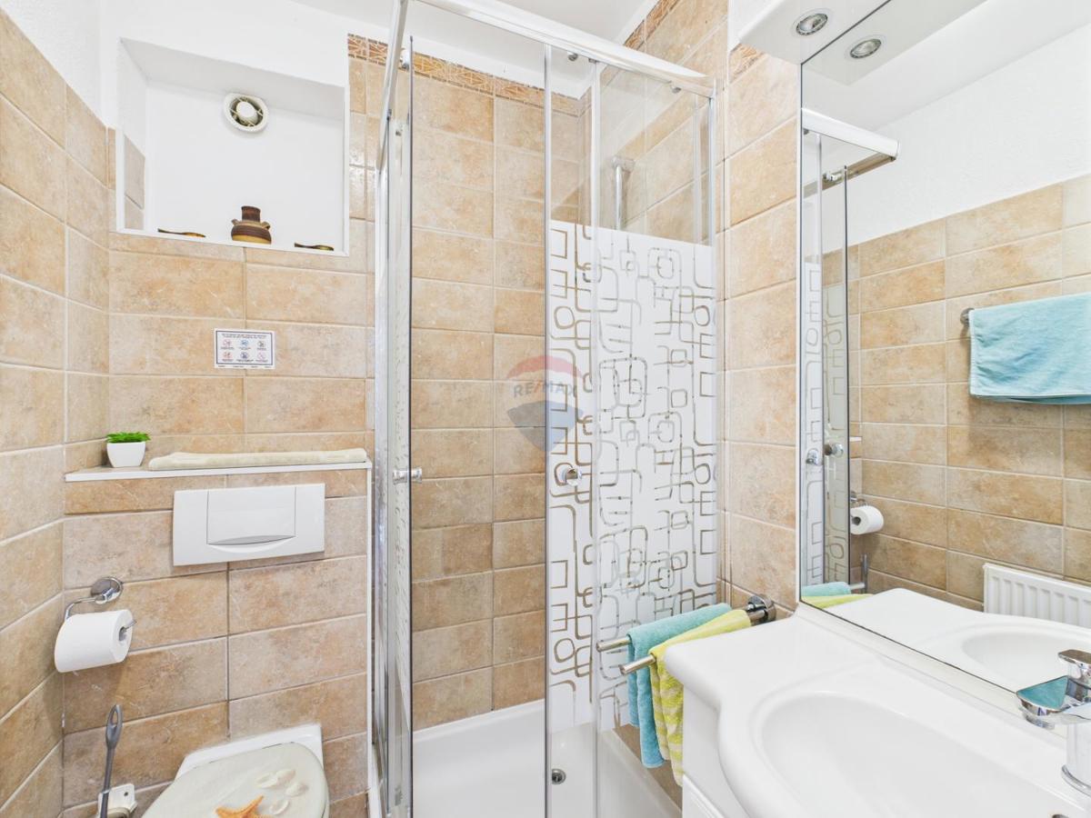 Istria, Rovigno, casa nel boschetto vicino al mare, parcheggio, 6 appartamenti