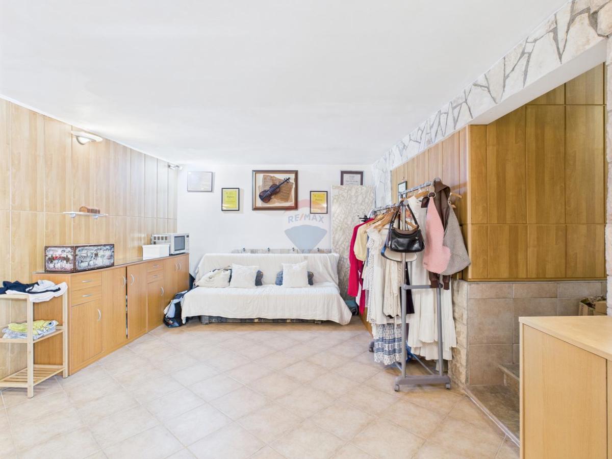 Istria, Rovigno, casa nel boschetto vicino al mare, parcheggio, 6 appartamenti