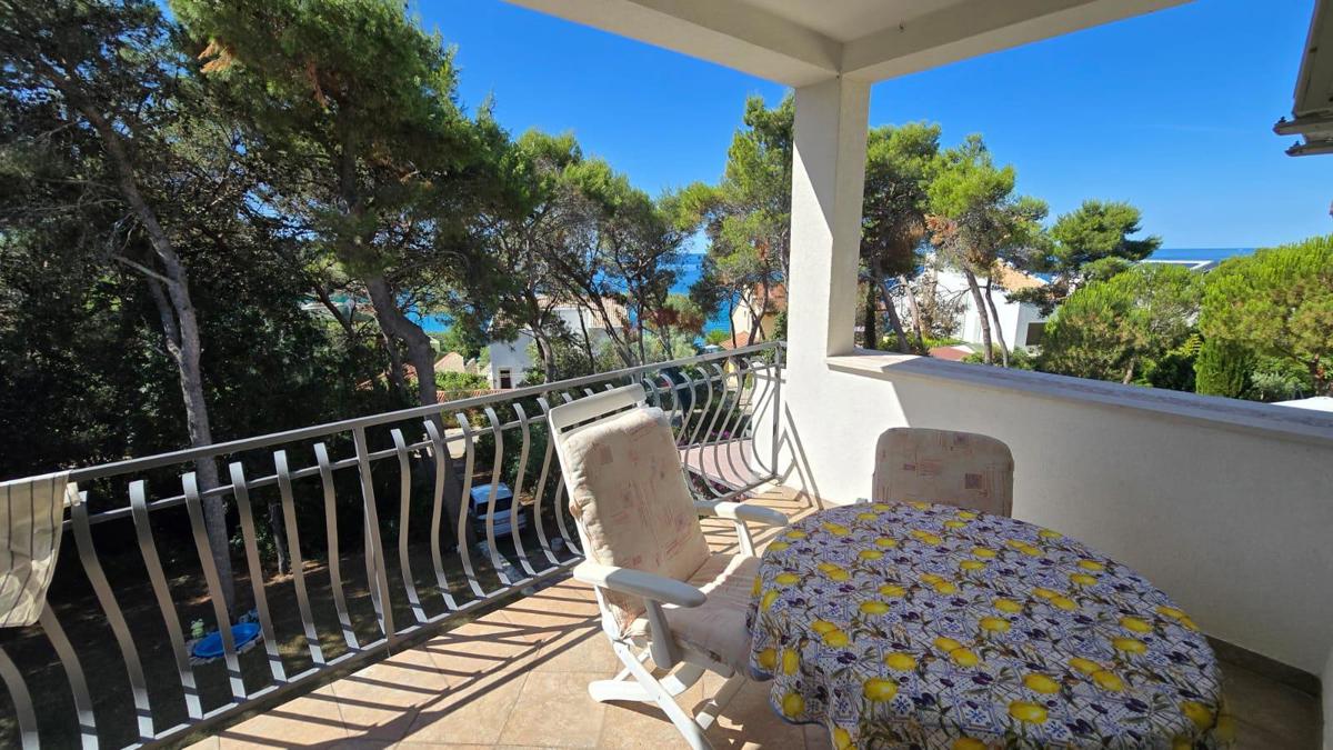 Istria, Rovigno, casa nel boschetto vicino al mare, parcheggio, 6 appartamenti