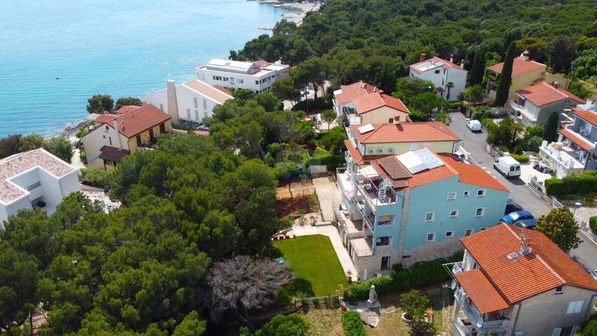Istria, Rovigno, casa nel boschetto vicino al mare, parcheggio, 6 appartamenti