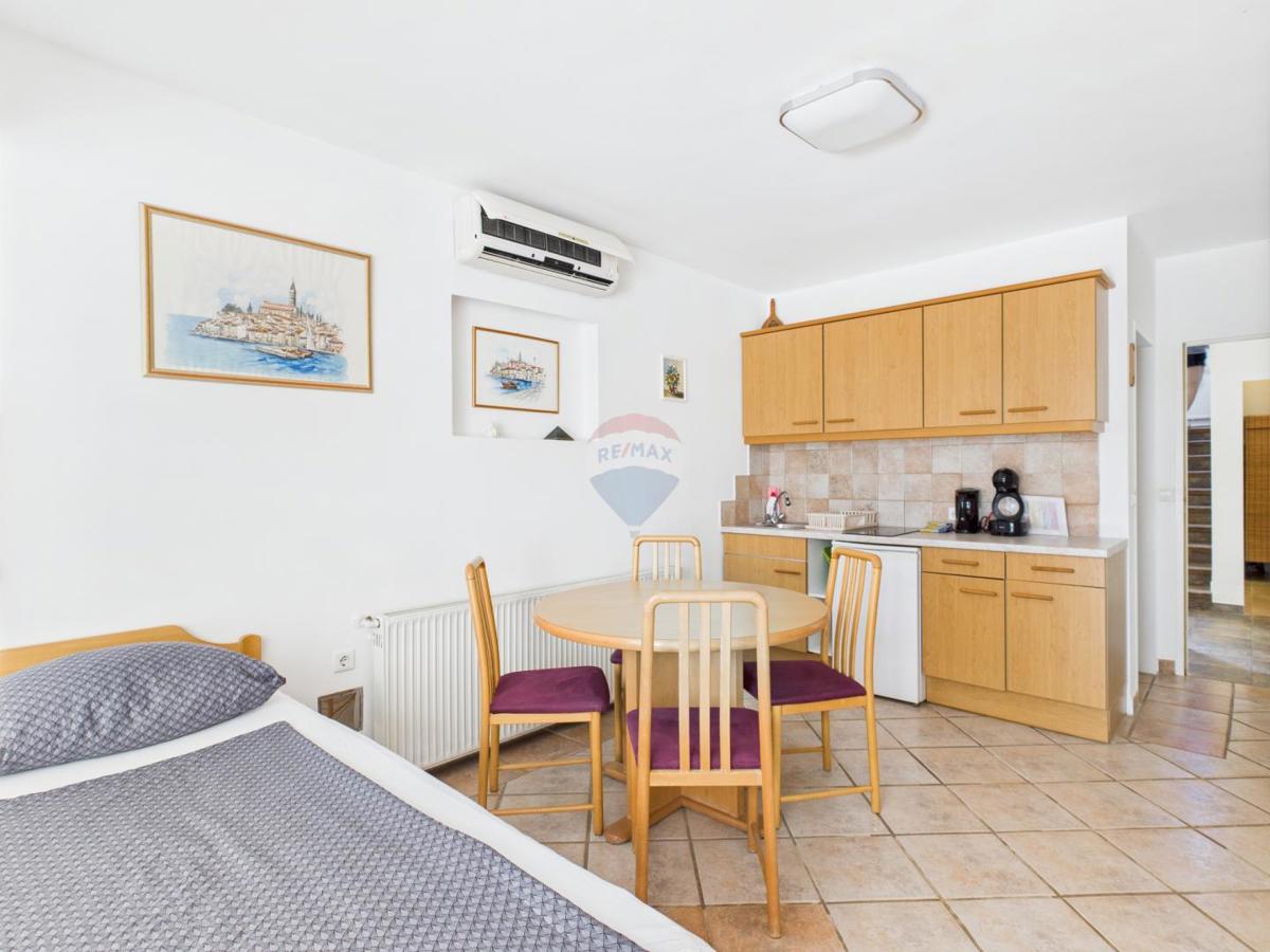 Istria, Rovigno, casa nel boschetto vicino al mare, parcheggio, 6 appartamenti