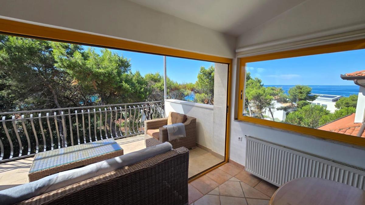 Istria, Rovigno, casa nel boschetto vicino al mare, parcheggio, 6 appartamenti